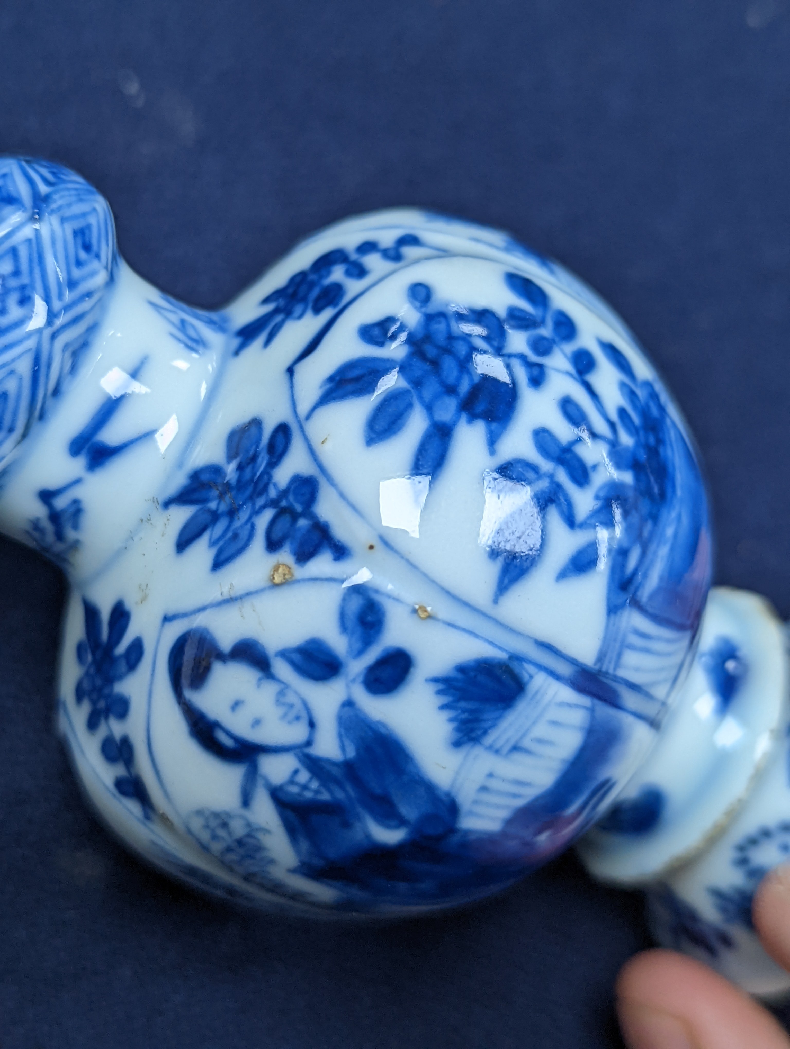 A Chinese Kangxi blue and white garlic neck vase, rim reduced 11cm
